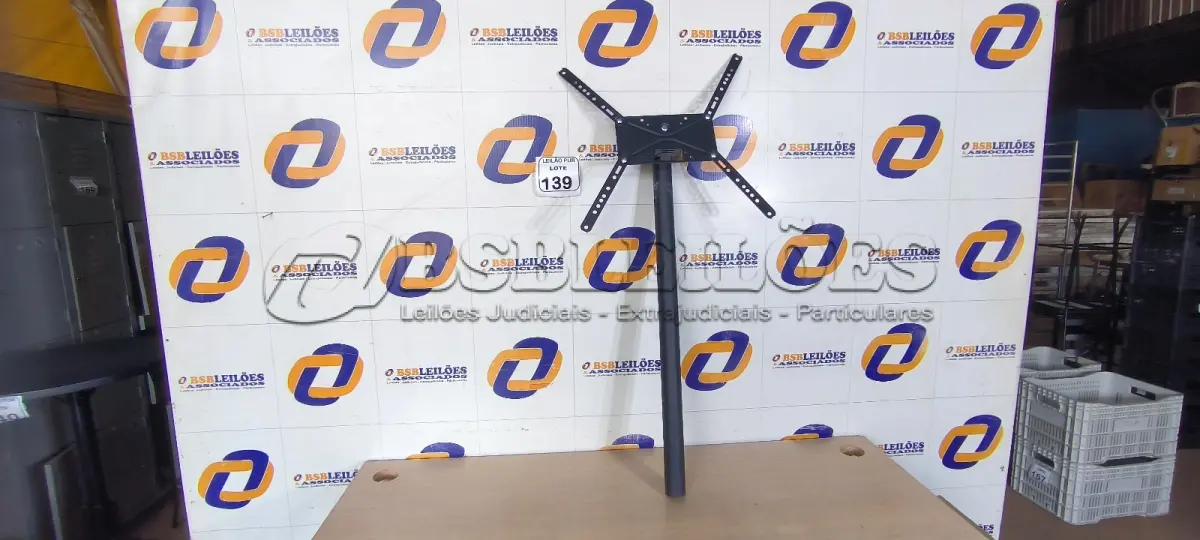 LOTE 139 - 01 SUPORTE PARA TELEVISÃO. (NO ESTADO) ATENÇÃO! FAZER A VISITAÇÃO ANTES DE ARREMATAR, NÃO SABEMOS SE FUNCIONA. LEILÃO NÃO TEM GARANTIA E NEM DEVOLUÇÃO, SUJEITO A POSSÍVEIS AVARIAS VISÍVEIS/OCULTAS E/OU AUSÊNCIA DE COMPONENTES.
