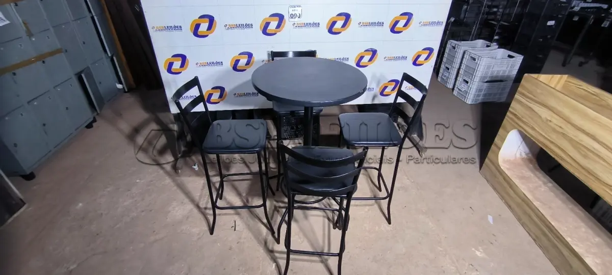 LOTE 090 - 01 MESA BISTRÔ COM 04 BANQUETAS ALTAS. (NO ESTADO) ATENÇÃO! FAZER A VISITAÇÃO ANTES DE ARREMATAR, NÃO SABEMOS SE FUNCIONA. LEILÃO NÃO TEM GARANTIA E NEM DEVOLUÇÃO, SUJEITO A POSSÍVEIS AVARIAS VISÍVEIS/OCULTAS E/OU AUSÊNCIA DE COMPONENTES.