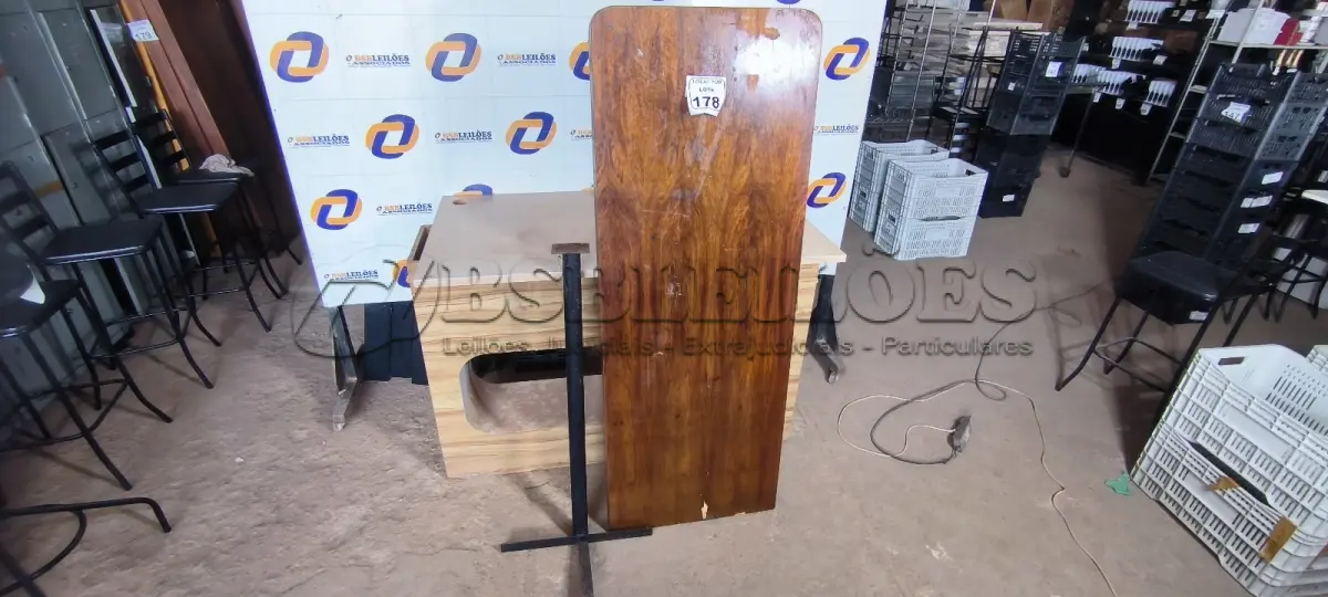 LOTE 178 - 01 MESA SUSPENSA EM MADEIRA PARA LANCHONETE 0,60CM X 1,65CM. (NO ESTADO) ATENÇÃO! FAZER A VISITAÇÃO ANTES DE ARREMATAR, NÃO SABEMOS SE FUNCIONA. LEILÃO NÃO TEM GARANTIA E NEM DEVOLUÇÃO, SUJEITO A POSSÍVEIS AVARIAS VISÍVEIS/OCULTAS E/OU AUSÊNCIA DE COMPONENTES.
