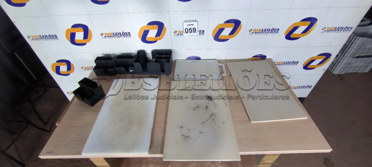 LOTE 059 - 04 TÁBUAS PARA CORTES EM PVC E 03 PORTAS GUARDANAPOS. (NO ESTADO) ATENÇÃO! FAZER A VISITAÇÃO ANTES DE ARREMATAR, NÃO SABEMOS SE FUNCIONA. LEILÃO NÃO TEM GARANTIA E NEM DEVOLUÇÃO, SUJEITO A POSSÍVEIS AVARIAS VISÍVEIS/OCULTAS E/OU AUSÊNCIA DE COMPONENTES.