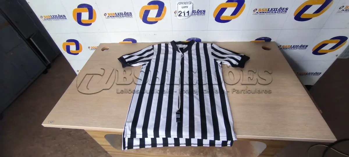 LOTE 211 - 01 CAMISA DE JUIZ PARA DECORAÇÃO. (NO ESTADO) ATENÇÃO! FAZER A VISITAÇÃO ANTES DE ARREMATAR, NÃO SABEMOS SE FUNCIONA. LEILÃO NÃO TEM GARANTIA E NEM DEVOLUÇÃO, SUJEITO A POSSÍVEIS AVARIAS VISÍVEIS/OCULTAS E/OU AUSÊNCIA DE COMPONENTES.