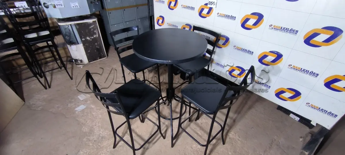 LOTE 050 - 01 MESA BISTRÔ COM 04 BANQUETAS ALTA. (NO ESTADO) ATENÇÃO! FAZER A VISITAÇÃO ANTES DE ARREMATAR, NÃO SABEMOS SE FUNCIONA. LEILÃO NÃO TEM GARANTIA E NEM DEVOLUÇÃO, SUJEITO A POSSÍVEIS AVARIAS VISÍVEIS/OCULTAS E/OU AUSÊNCIA DE COMPONENTES.