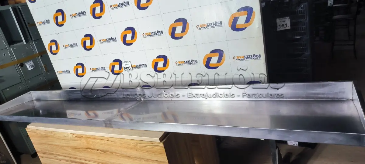 LOTE 006 - 01 PRATELEIRA DE PAREDE EM INOX MEDINDO 2,86CM X 0,41CM. (NO ESTADO) ATENÇÃO! FAZER A VISITAÇÃO ANTES DE ARREMATAR, NÃO SABEMOS SE FUNCIONA. LEILÃO NÃO TEM GARANTIA E NEM DEVOLUÇÃO, SUJEITO A POSSÍVEIS AVARIAS VISÍVEIS/OCULTAS E/OU AUSÊNCIA DE COMPONENTES.