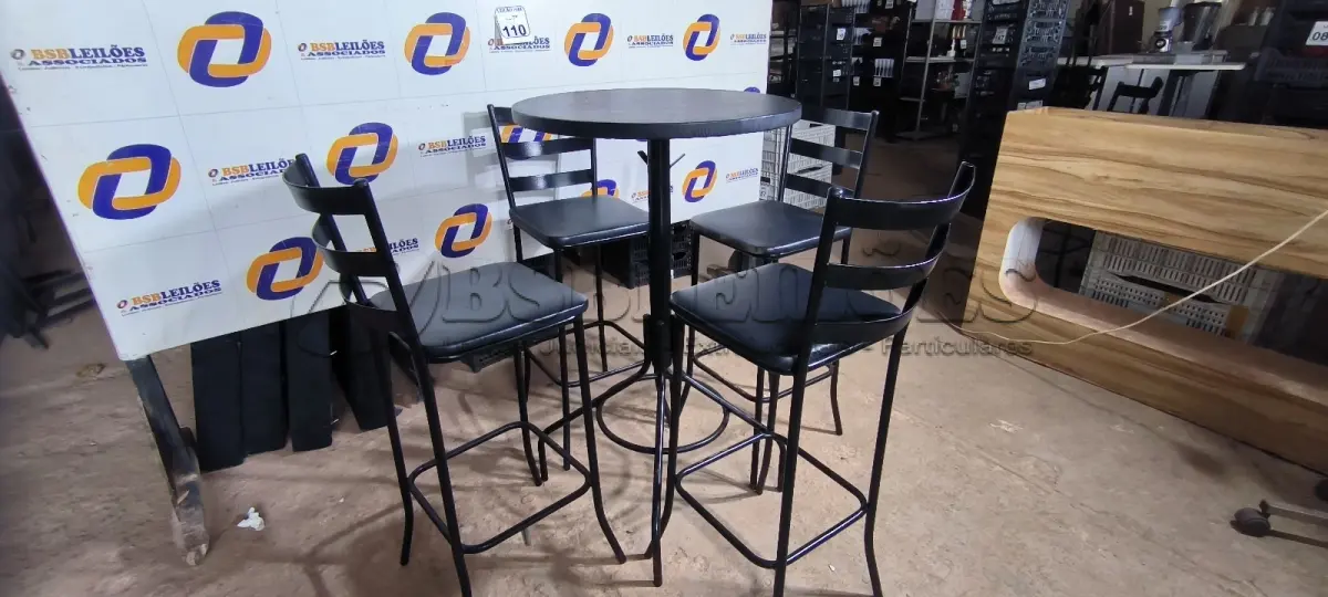 LOTE 110 - 01 MESA BISTRÔ COM 04 BANQUETAS ALTA. (NO ESTADO) ATENÇÃO! FAZER A VISITAÇÃO ANTES DE ARREMATAR, NÃO SABEMOS SE FUNCIONA. LEILÃO NÃO TEM GARANTIA E NEM DEVOLUÇÃO, SUJEITO A POSSÍVEIS AVARIAS VISÍVEIS/OCULTAS E/OU AUSÊNCIA DE COMPONENTES. 