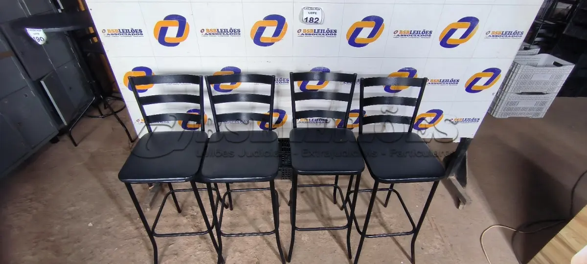 LOTE 182 - 04 BANQUETAS ALTAS. (NO ESTADO) ATENÇÃO! FAZER A VISITAÇÃO ANTES DE ARREMATAR, NÃO SABEMOS SE FUNCIONA. LEILÃO NÃO TEM GARANTIA E NEM DEVOLUÇÃO, SUJEITO A POSSÍVEIS AVARIAS VISÍVEIS/OCULTAS E/OU AUSÊNCIA DE COMPONENTES.