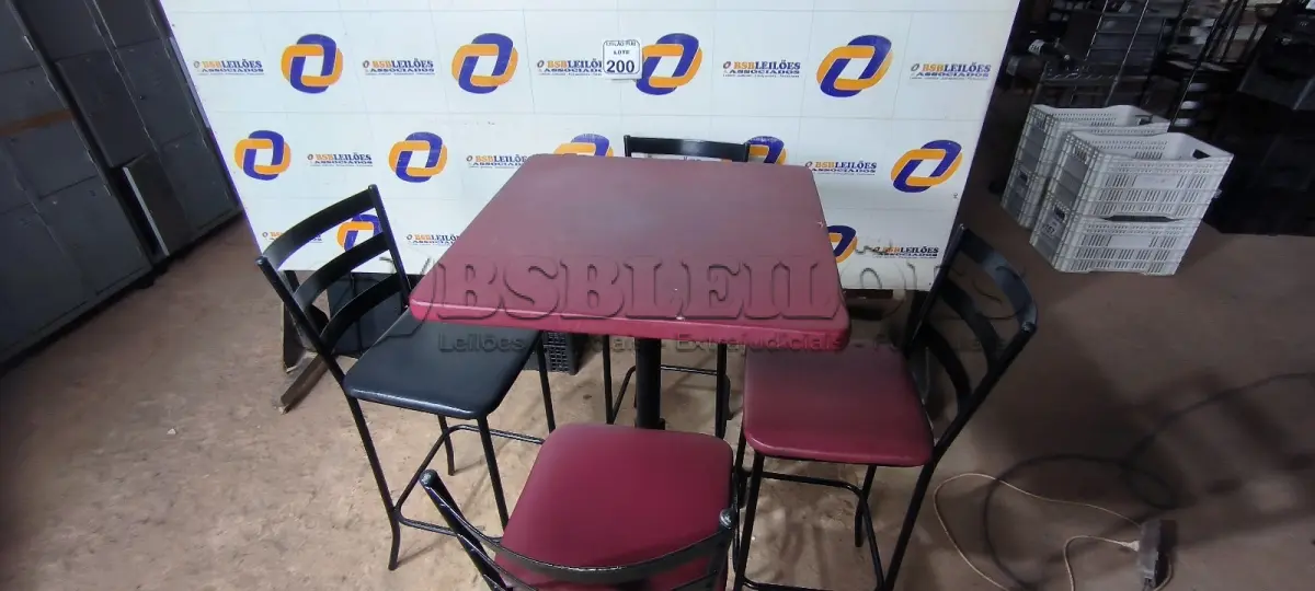 LOTE 200 - 01 MESA BISTRÔ QUADRADA COM 04 BANQUETAS ALTAS E 04 CADEIRAS NA COR VERMELHA. (NO ESTADO) ATENÇÃO! FAZER A VISITAÇÃO ANTES DE ARREMATAR, NÃO SABEMOS SE FUNCIONA. LEILÃO NÃO TEM GARANTIA E NEM DEVOLUÇÃO, SUJEITO A POSSÍVEIS AVARIAS VISÍVEIS/OCULTAS E/OU AUSÊNCIA DE COMPONENTES.