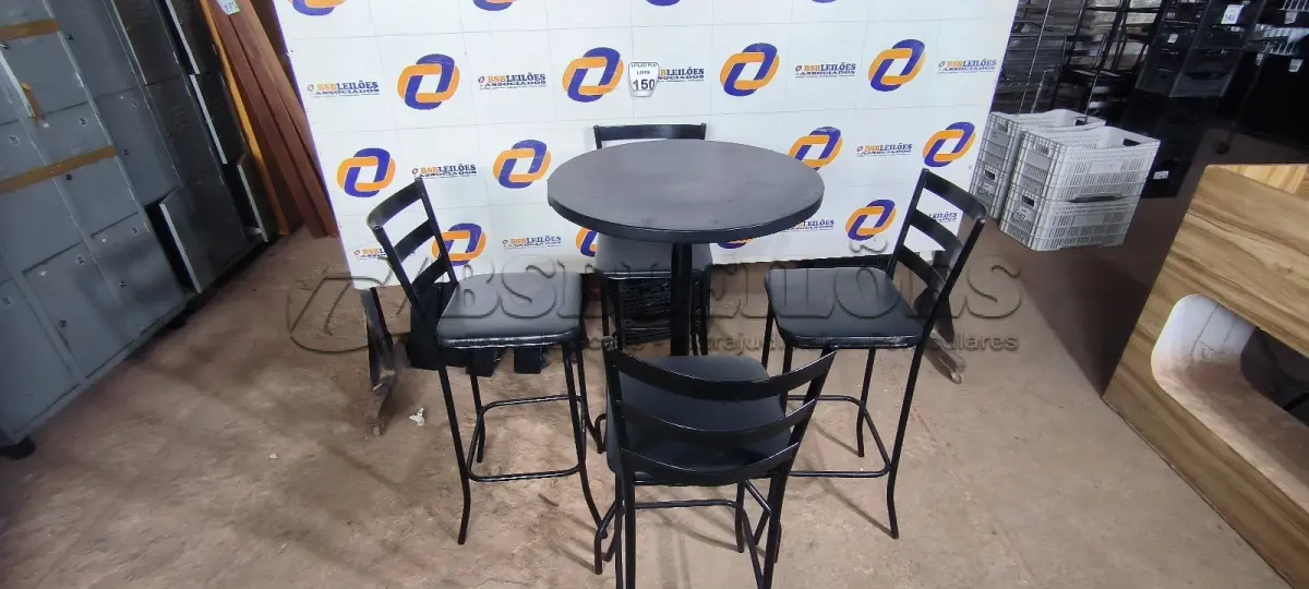 LOTE 150 - 01 MESA BISTRÔ COM 04 BANQUETAS ALTAS.  (NO ESTADO) ATENÇÃO! FAZER A VISITAÇÃO ANTES DE ARREMATAR, NÃO SABEMOS SE FUNCIONA. LEILÃO NÃO TEM GARANTIA E NEM DEVOLUÇÃO, SUJEITO A POSSÍVEIS AVARIAS VISÍVEIS/OCULTAS E/OU AUSÊNCIA DE COMPONENTES.