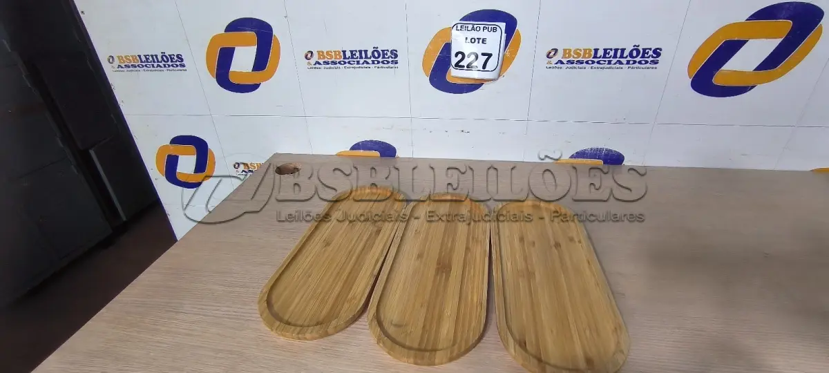 LOTE 227 - 03 BANDEJAS EM MADEIRA. (NO ESTADO) ATENÇÃO! FAZER A VISITAÇÃO ANTES DE ARREMATAR, NÃO SABEMOS SE FUNCIONA. LEILÃO NÃO TEM GARANTIA E NEM DEVOLUÇÃO, SUJEITO A POSSÍVEIS AVARIAS VISÍVEIS/OCULTAS E/OU AUSÊNCIA DE COMPONENTES.