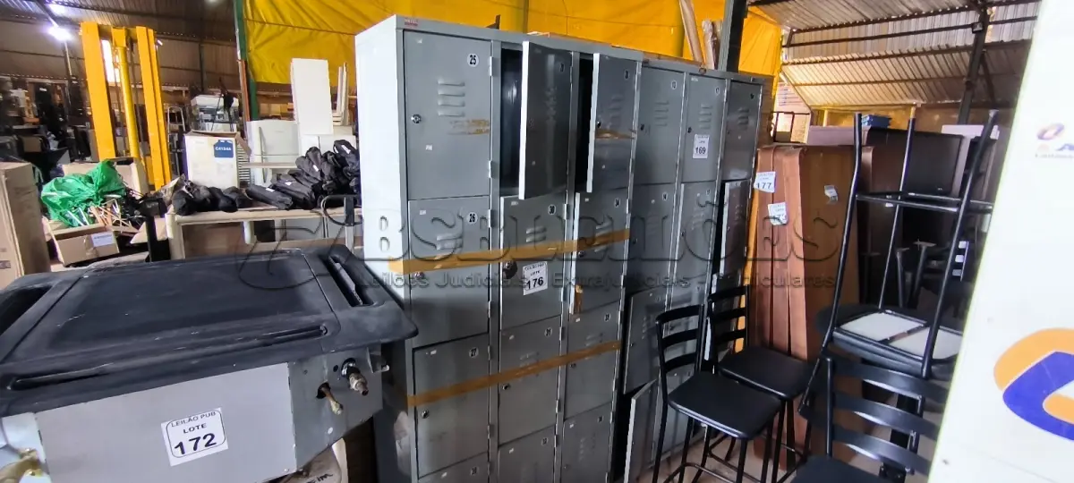 LOTE 176 - 01 ARMÁRIO ROUPEIRO 12 PORTAS. (NO ESTADO) ATENÇÃO! FAZER A VISITAÇÃO ANTES DE ARREMATAR, NÃO SABEMOS SE FUNCIONA. LEILÃO NÃO TEM GARANTIA E NEM DEVOLUÇÃO, SUJEITO A POSSÍVEIS AVARIAS VISÍVEIS/OCULTAS E/OU AUSÊNCIA DE COMPONENTES.