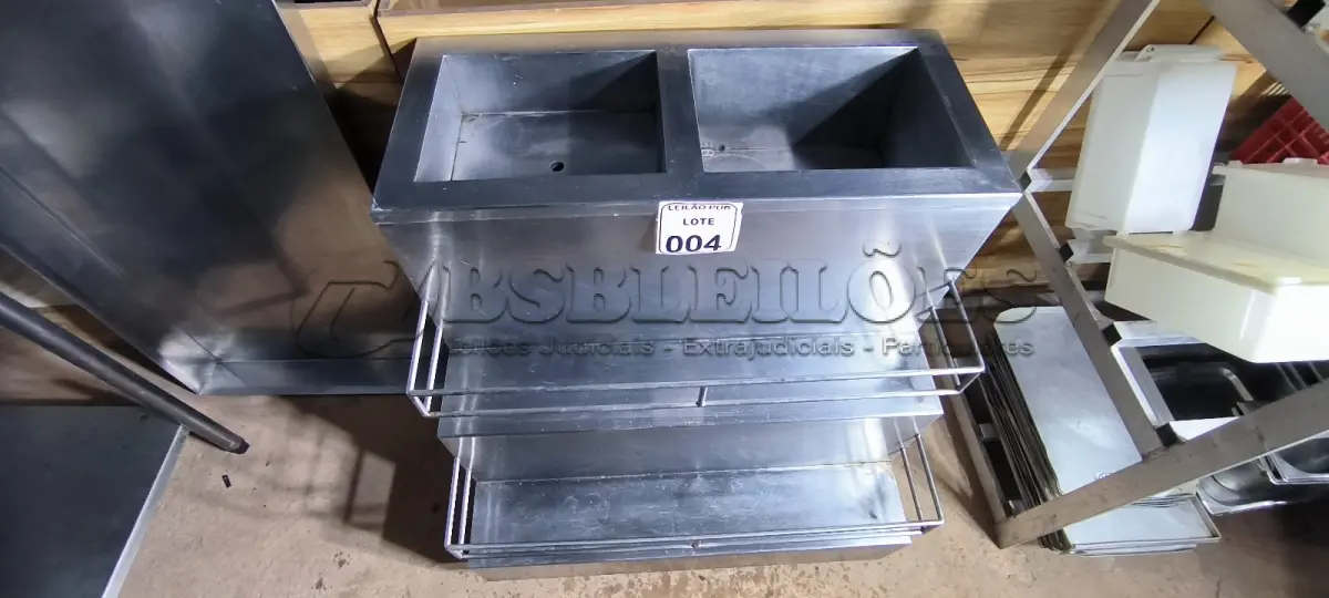 LOTE 004 - 01 ARMÁRIO EM INOX COM 02 CUBAS TIPO DEGRAU. (NO ESTADO) ATENÇÃO! FAZER A VISITAÇÃO ANTES DE ARREMATAR, NÃO SABEMOS SE FUNCIONA. LEILÃO NÃO TEM GARANTIA E NEM DEVOLUÇÃO, SUJEITO A POSSÍVEIS AVARIAS VISÍVEIS/OCULTAS E/OU AUSÊNCIA DE COMPONENTES.
