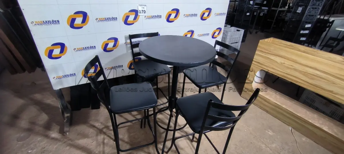 LOTE 070 - 01 MESA BISTRÔ COM 04 BANQUETAS ALTA. (NO ESTADO) ATENÇÃO! FAZER A VISITAÇÃO ANTES DE ARREMATAR, NÃO SABEMOS SE FUNCIONA. LEILÃO NÃO TEM GARANTIA E NEM DEVOLUÇÃO, SUJEITO A POSSÍVEIS AVARIAS VISÍVEIS/OCULTAS E/OU AUSÊNCIA DE COMPONENTES.