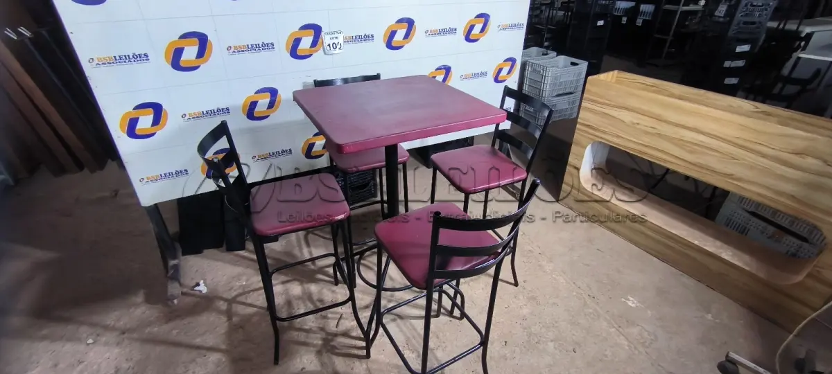 LOTE 100 - 01 MESA BISTRÔ QUADRADO COM 04 BANQUETAS ALTA. (NO ESTADO) ATENÇÃO! FAZER A VISITAÇÃO ANTES DE ARREMATAR, NÃO SABEMOS SE FUNCIONA. LEILÃO NÃO TEM GARANTIA E NEM DEVOLUÇÃO, SUJEITO A POSSÍVEIS AVARIAS VISÍVEIS/OCULTAS E/OU AUSÊNCIA DE COMPONENTES.