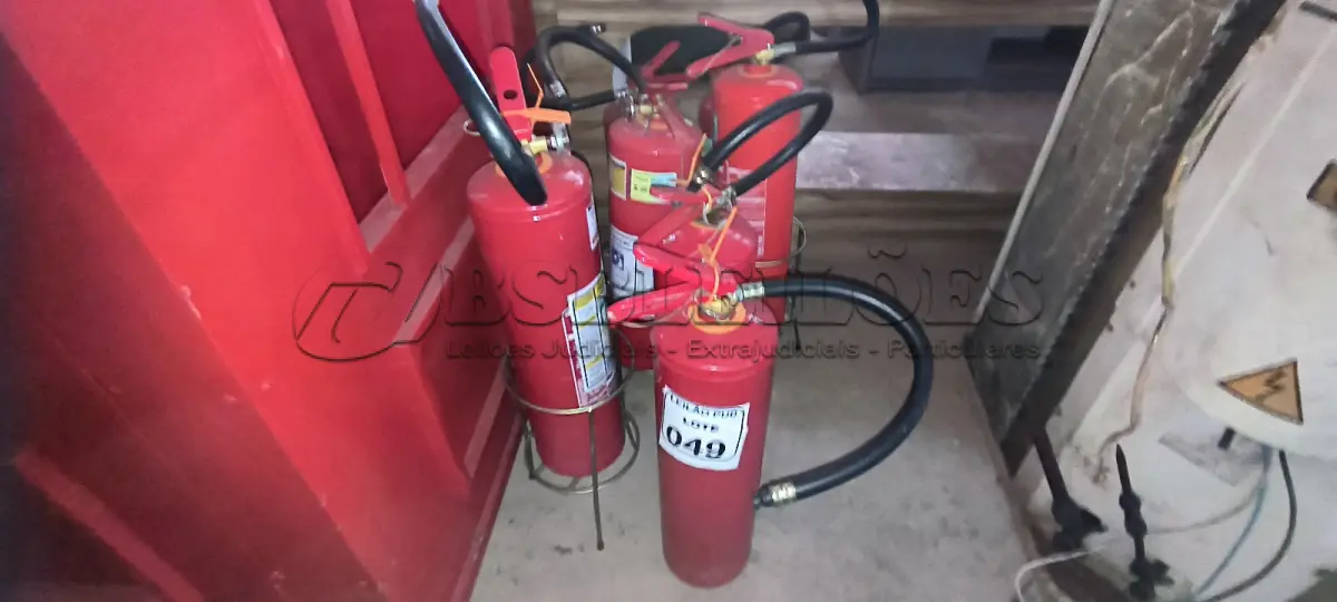 LOTE 049 - 07 EXTINTORES DE INCÊNDIO. (NO ESTADO) ATENÇÃO! FAZER A VISITAÇÃO ANTES DE ARREMATAR, NÃO SABEMOS SE FUNCIONA. LEILÃO NÃO TEM GARANTIA E NEM DEVOLUÇÃO, SUJEITO A POSSÍVEIS AVARIAS VISÍVEIS/OCULTAS E/OU AUSÊNCIA DE COMPONENTES.