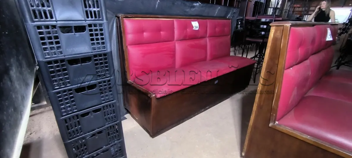LOTE 164 - 01 SOFÁ PARA LANCHONETE 03 LUGARES. (NO ESTADO) ATENÇÃO! FAZER A VISITAÇÃO ANTES DE ARREMATAR, NÃO SABEMOS SE FUNCIONA. LEILÃO NÃO TEM GARANTIA E NEM DEVOLUÇÃO, SUJEITO A POSSÍVEIS AVARIAS VISÍVEIS/OCULTAS E/OU AUSÊNCIA DE COMPONENTES.