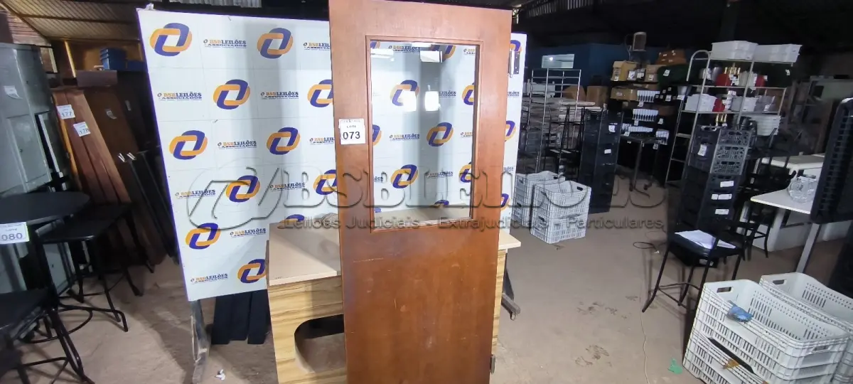 LOTE 073 - 01 PORTA EM MADEIRA PARA COZINHA DE RESTAURANTE MEDINDO 0,80CM X 2,10CM. (NO ESTADO) ATENÇÃO! FAZER A VISITAÇÃO ANTES DE ARREMATAR, NÃO SABEMOS SE FUNCIONA. LEILÃO NÃO TEM GARANTIA E NEM DEVOLUÇÃO, SUJEITO A POSSÍVEIS AVARIAS VISÍVEIS/OCULTAS E/OU AUSÊNCIA DE COMPONENTES.