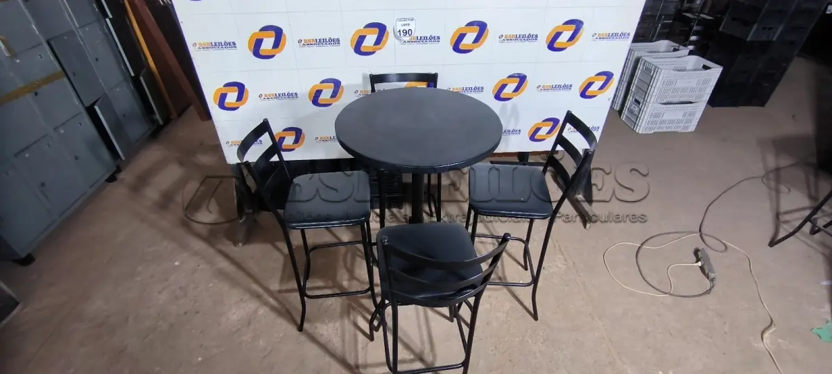 LOTE 190 - 01 MESA BISTRÔ COM 04 BANQUETAS ALTA. (NO ESTADO) ATENÇÃO! FAZER A VISITAÇÃO ANTES DE ARREMATAR, NÃO SABEMOS SE FUNCIONA. LEILÃO NÃO TEM GARANTIA E NEM DEVOLUÇÃO, SUJEITO A POSSÍVEIS AVARIAS VISÍVEIS/OCULTAS E/OU AUSÊNCIA DE COMPONENTES.