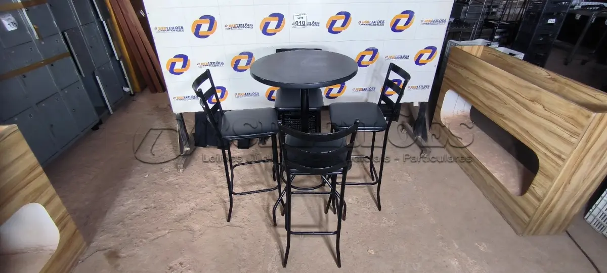 LOTE 010 - 01 MESA BISTRÔ COM 04 BANQUETAS ALTAS. (NO ESTADO) ATENÇÃO! FAZER A VISITAÇÃO ANTES DE ARREMATAR, NÃO SABEMOS SE FUNCIONA. LEILÃO NÃO TEM GARANTIA E NEM DEVOLUÇÃO, SUJEITO A POSSÍVEIS AVARIAS VISÍVEIS/OCULTAS E/OU AUSÊNCIA DE COMPONENTES.