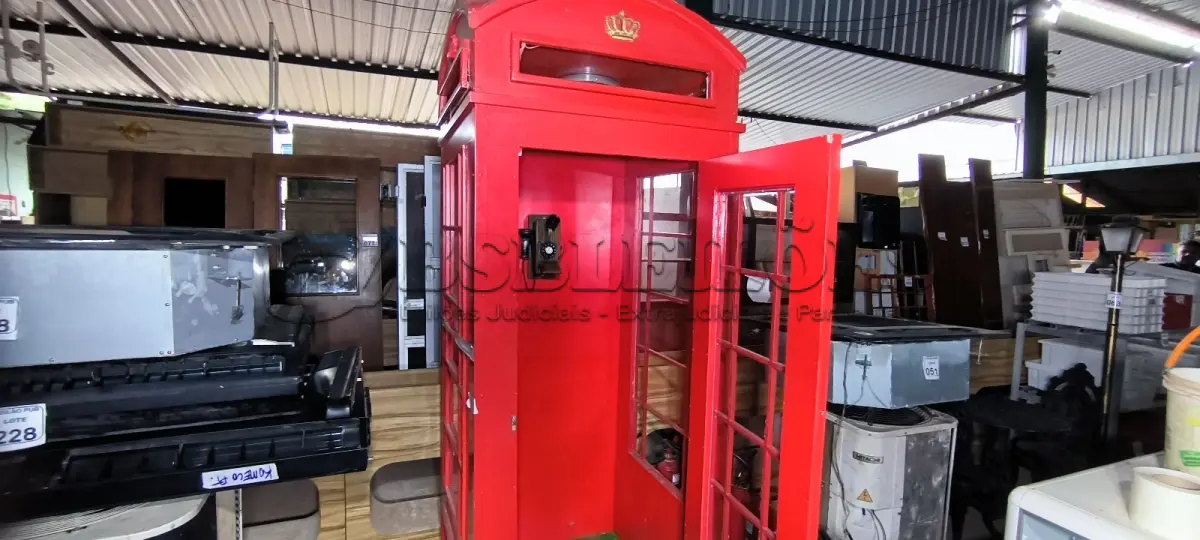 LOTE 039 - 01 CABINE TELEFÔNICA INGLESA NA COR VERMELHA. (NO ESTADO) ATENÇÃO! FAZER A VISITAÇÃO ANTES DE ARREMATAR, NÃO SABEMOS SE FUNCIONA. LEILÃO NÃO TEM GARANTIA E NEM DEVOLUÇÃO, SUJEITO A POSSÍVEIS AVARIAS VISÍVEIS/OCULTAS E/OU AUSÊNCIA DE COMPONENTES.