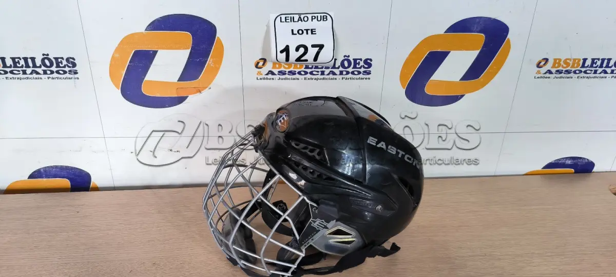 LOTE 127 - 01 CAPACETE DE ROCKER PARA DECORAÇÃO. (NO ESTADO) ATENÇÃO! FAZER A VISITAÇÃO ANTES DE ARREMATAR, NÃO SABEMOS SE FUNCIONA. LEILÃO NÃO TEM GARANTIA E NEM DEVOLUÇÃO, SUJEITO A POSSÍVEIS AVARIAS VISÍVEIS/OCULTAS E/OU AUSÊNCIA DE COMPONENTES.