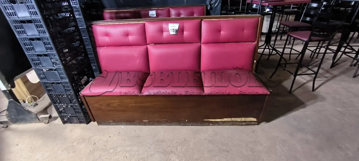 LOTE 159 - 01 SOFÁ PARA LANCHONETE 03 LUGARES. (NO ESTADO) ATENÇÃO! FAZER A VISITAÇÃO ANTES DE ARREMATAR, NÃO SABEMOS SE FUNCIONA. LEILÃO NÃO TEM GARANTIA E NEM DEVOLUÇÃO, SUJEITO A POSSÍVEIS AVARIAS VISÍVEIS/OCULTAS E/OU AUSÊNCIA DE COMPONENTES.
