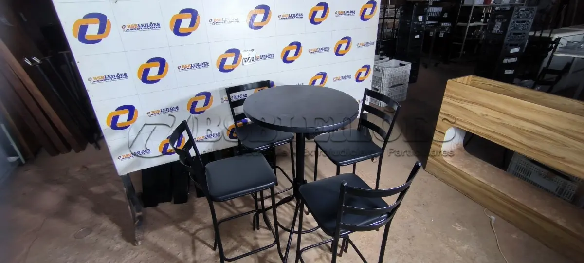 LOTE 060 - 01 MESA BISTRÔ COM 04 BANQUETAS ALTAS. (NO ESTADO) ATENÇÃO! FAZER A VISITAÇÃO ANTES DE ARREMATAR, NÃO SABEMOS SE FUNCIONA. LEILÃO NÃO TEM GARANTIA E NEM DEVOLUÇÃO, SUJEITO A POSSÍVEIS AVARIAS VISÍVEIS/OCULTAS E/OU AUSÊNCIA DE COMPONENTES.