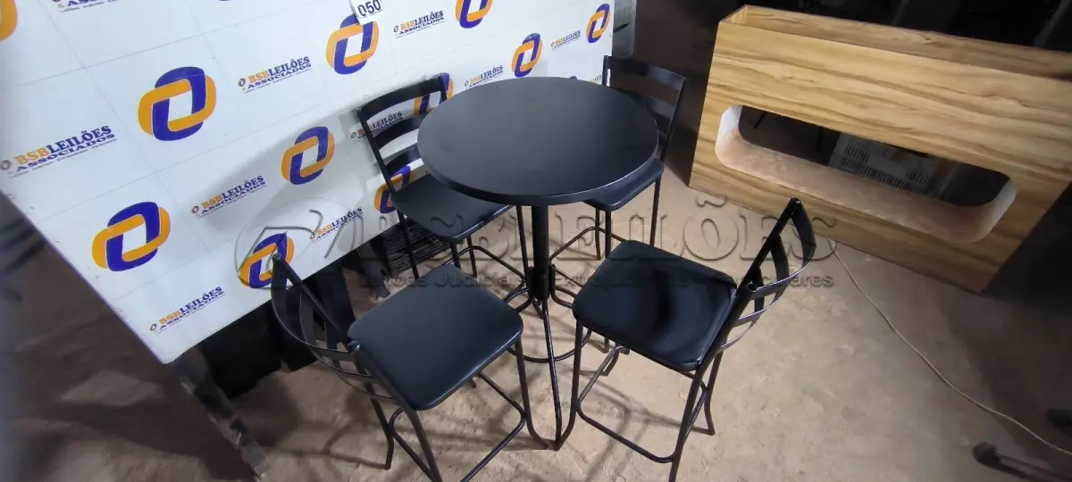LOTE 050 - 01 MESA BISTRÔ COM 04 BANQUETAS ALTA. (NO ESTADO) ATENÇÃO! FAZER A VISITAÇÃO ANTES DE ARREMATAR, NÃO SABEMOS SE FUNCIONA. LEILÃO NÃO TEM GARANTIA E NEM DEVOLUÇÃO, SUJEITO A POSSÍVEIS AVARIAS VISÍVEIS/OCULTAS E/OU AUSÊNCIA DE COMPONENTES.