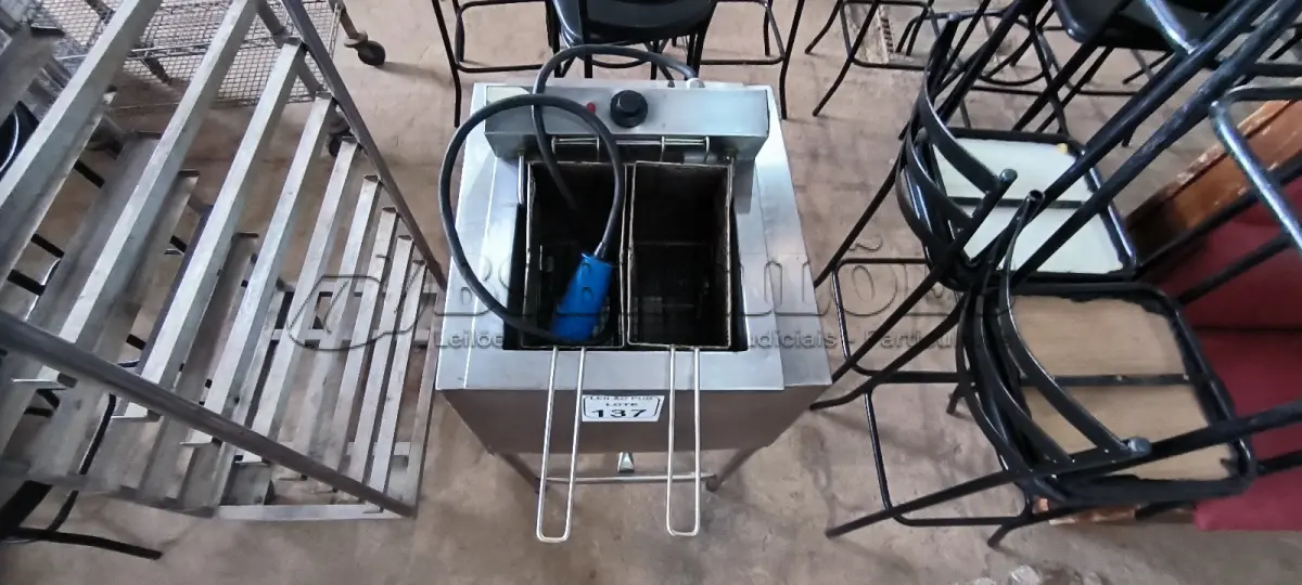LOTE 137 - 01 FRITADEIRA ELÉTRICA ÁGUA E ÓLEO COM CESTOS. (NO ESTADO) ATENÇÃO! FAZER A VISITAÇÃO ANTES DE ARREMATAR, NÃO SABEMOS SE FUNCIONA. LEILÃO NÃO TEM GARANTIA E NEM DEVOLUÇÃO, SUJEITO A POSSÍVEIS AVARIAS VISÍVEIS/OCULTAS E/OU AUSÊNCIA DE COMPONENTES.