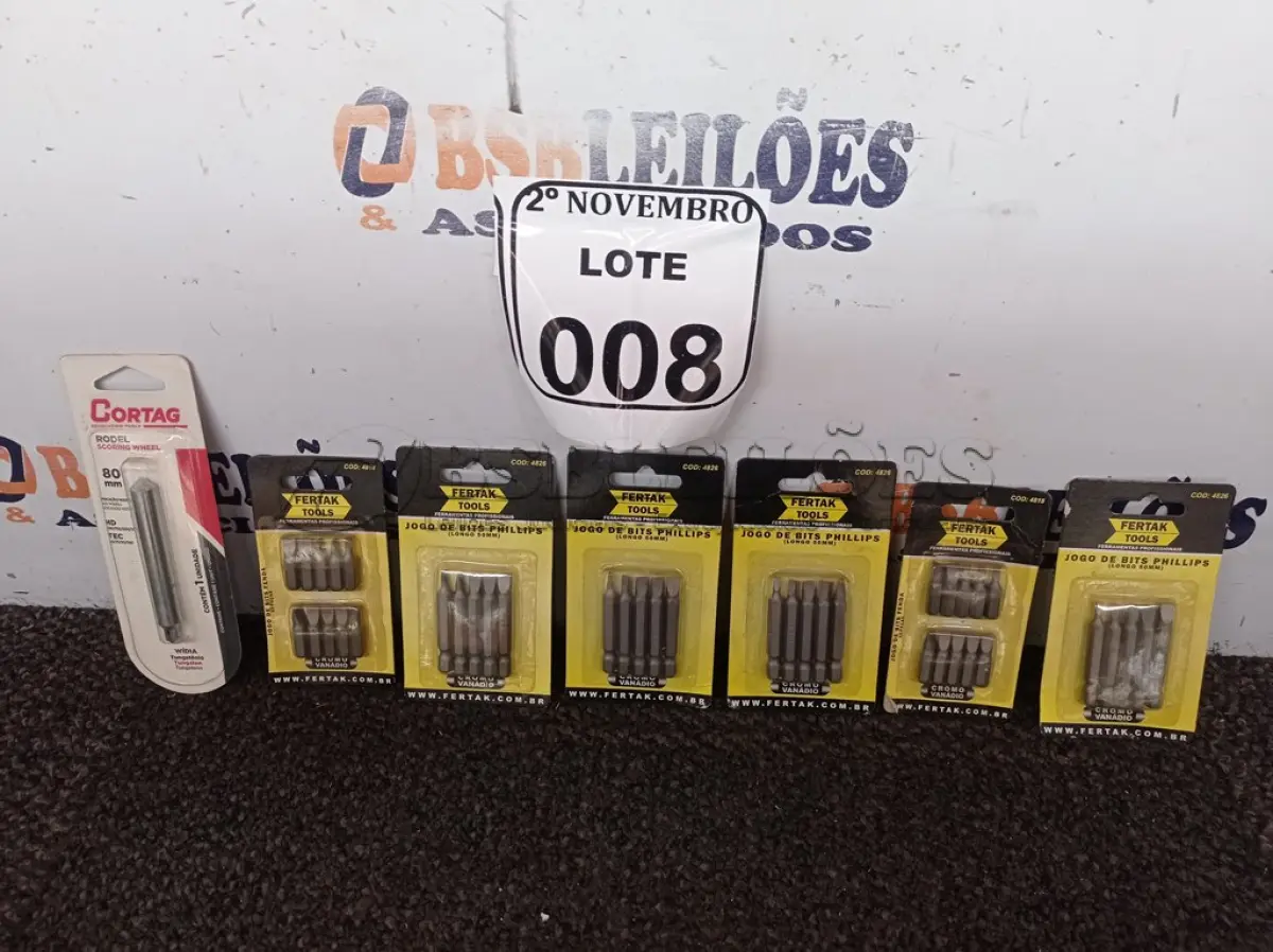 LOTE 008 - 01 CORTADOR DE VIDRO MARCA CORTAG E 06 JOGOS DE CHAVES BITS PHILLIPS MARCA FERTAK(NOVO). (NO ESTADO) ATENÇÃO! FAZER A VISITAÇÃO ANTES DE ARREMATAR, NÃO SABEMOS SE FUNCIONA. LEILÃO NÃO TEM GARANTIA E NEM DEVOLUÇÃO, SUJEITO A POSSÍVEIS AVARIAS VISÍVEIS/OCULTAS E/OU AUSÊNCIA DE COMPONENTES.