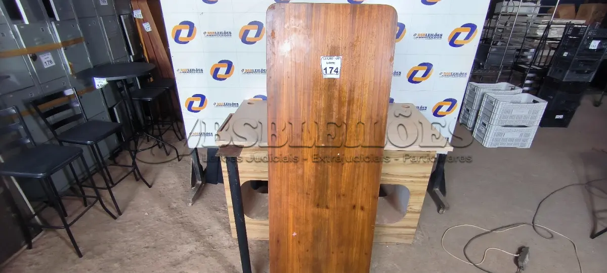 LOTE 174 - 01 MESA SUSPENSA EM MADEIRA PARA LANCHONETE 0,60CM X 1,65CM. (NO ESTADO) ATENÇÃO! FAZER A VISITAÇÃO ANTES DE ARREMATAR, NÃO SABEMOS SE FUNCIONA. LEILÃO NÃO TEM GARANTIA E NEM DEVOLUÇÃO, SUJEITO A POSSÍVEIS AVARIAS VISÍVEIS/OCULTAS E/OU AUSÊNCIA DE COMPONENTES.