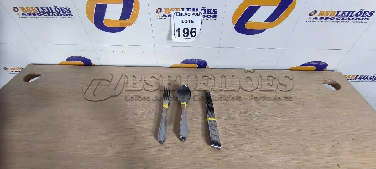 LOTE 196 - 10 GARFOS ,10 COLHERES E 10 FACAS DE MESA. (NO ESTADO) ATENÇÃO! FAZER A VISITAÇÃO ANTES DE ARREMATAR, NÃO SABEMOS SE FUNCIONA. LEILÃO NÃO TEM GARANTIA E NEM DEVOLUÇÃO, SUJEITO A POSSÍVEIS AVARIAS VISÍVEIS/OCULTAS E/OU AUSÊNCIA DE COMPONENTES.
