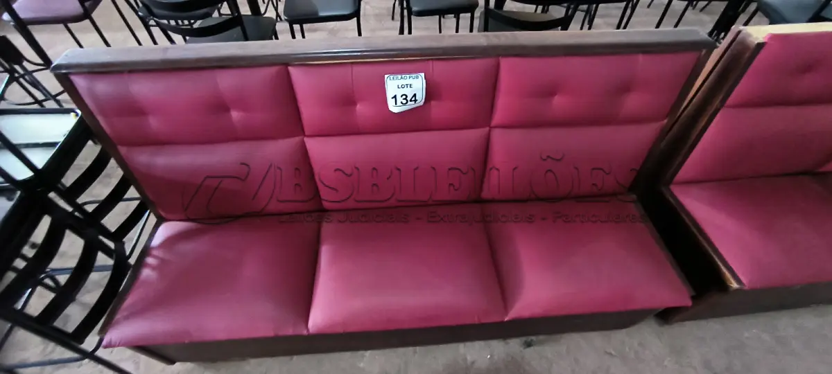LOTE 134 - 01 SOFÁ PARA LANCHONETE 03 LUGARES. (NO ESTADO) ATENÇÃO! FAZER A VISITAÇÃO ANTES DE ARREMATAR, NÃO SABEMOS SE FUNCIONA. LEILÃO NÃO TEM GARANTIA E NEM DEVOLUÇÃO, SUJEITO A POSSÍVEIS AVARIAS VISÍVEIS/OCULTAS E/OU AUSÊNCIA DE COMPONENTES.