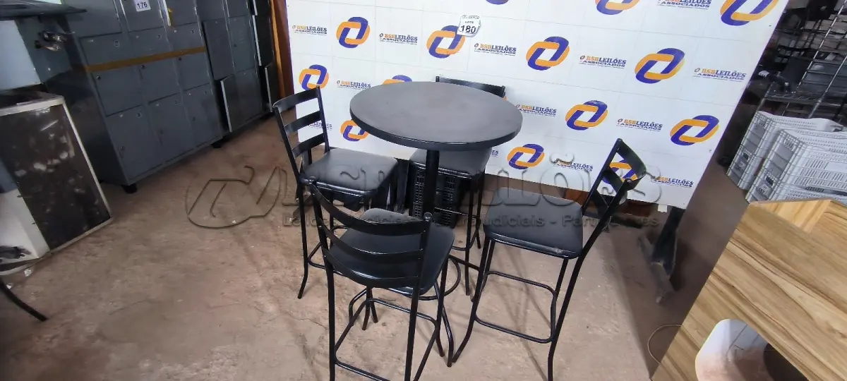 LOTE 180 - 01 MESA BISTRÔ COM 04 BANQUETAS ALTAS. (NO ESTADO) ATENÇÃO! FAZER A VISITAÇÃO ANTES DE ARREMATAR, NÃO SABEMOS SE FUNCIONA. LEILÃO NÃO TEM GARANTIA E NEM DEVOLUÇÃO, SUJEITO A POSSÍVEIS AVARIAS VISÍVEIS/OCULTAS E/OU AUSÊNCIA DE COMPONENTES.
