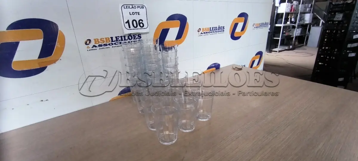 LOTE 106 - 26 COPOS AMERICANOS E 06 CANECAS P/ CHOPP DE VIDRO. (NO ESTADO) ATENÇÃO! FAZER A VISITAÇÃO ANTES DE ARREMATAR, NÃO SABEMOS SE FUNCIONA. LEILÃO NÃO TEM GARANTIA E NEM DEVOLUÇÃO, SUJEITO A POSSÍVEIS AVARIAS VISÍVEIS/OCULTAS E/OU AUSÊNCIA DE COMPONENTES.