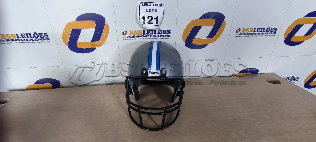 LOTE 121 - 01 CAPACETE DE FUTEBOL AMERICANO PARA DECORAÇÃO. (NO ESTADO) ATENÇÃO! FAZER A VISITAÇÃO ANTES DE ARREMATAR, NÃO SABEMOS SE FUNCIONA. LEILÃO NÃO TEM GARANTIA E NEM DEVOLUÇÃO, SUJEITO A POSSÍVEIS AVARIAS VISÍVEIS/OCULTAS E/OU AUSÊNCIA DE COMPONENTES.