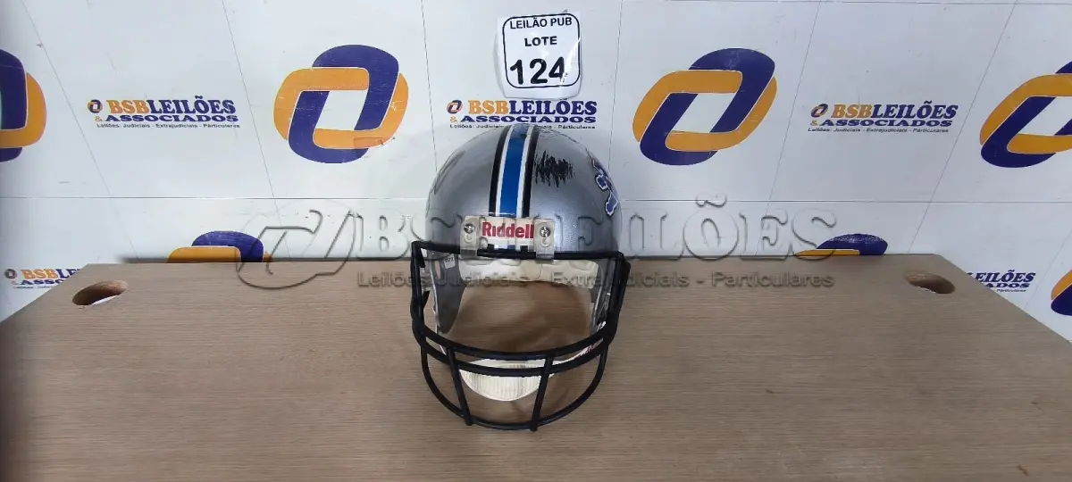 LOTE 124 - 01 CAPACETE DE FUTEBOL AMERICANO PARA DECORAÇÃO. (NO ESTADO) ATENÇÃO! FAZER A VISITAÇÃO ANTES DE ARREMATAR, NÃO SABEMOS SE FUNCIONA. LEILÃO NÃO TEM GARANTIA E NEM DEVOLUÇÃO, SUJEITO A POSSÍVEIS AVARIAS VISÍVEIS/OCULTAS E/OU AUSÊNCIA DE COMPONENTES.