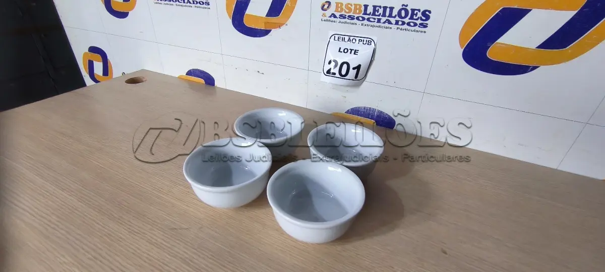 LOTE 201 - 04 CUMBUCAS EM PORCELANA. (NO ESTADO) ATENÇÃO! FAZER A VISITAÇÃO ANTES DE ARREMATAR, NÃO SABEMOS SE FUNCIONA. LEILÃO NÃO TEM GARANTIA E NEM DEVOLUÇÃO, SUJEITO A POSSÍVEIS AVARIAS VISÍVEIS/OCULTAS E/OU AUSÊNCIA DE COMPONENTES.
