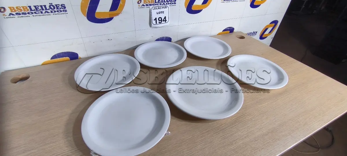 LOTE 194 - 06 PRATOS EM PORCELANA. (NO ESTADO) ATENÇÃO! FAZER A VISITAÇÃO ANTES DE ARREMATAR, NÃO SABEMOS SE FUNCIONA. LEILÃO NÃO TEM GARANTIA E NEM DEVOLUÇÃO, SUJEITO A POSSÍVEIS AVARIAS VISÍVEIS/OCULTAS E/OU AUSÊNCIA DE COMPONENTES.