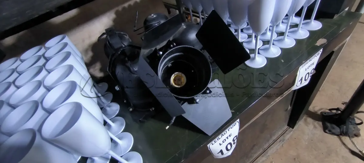 LOTE 108 - 05 CANHÕES REFLETORES. (NO ESTADO) ATENÇÃO! FAZER A VISITAÇÃO ANTES DE ARREMATAR, NÃO SABEMOS SE FUNCIONA. LEILÃO NÃO TEM GARANTIA E NEM DEVOLUÇÃO, SUJEITO A POSSÍVEIS AVARIAS VISÍVEIS/OCULTAS E/OU AUSÊNCIA DE COMPONENTES.
