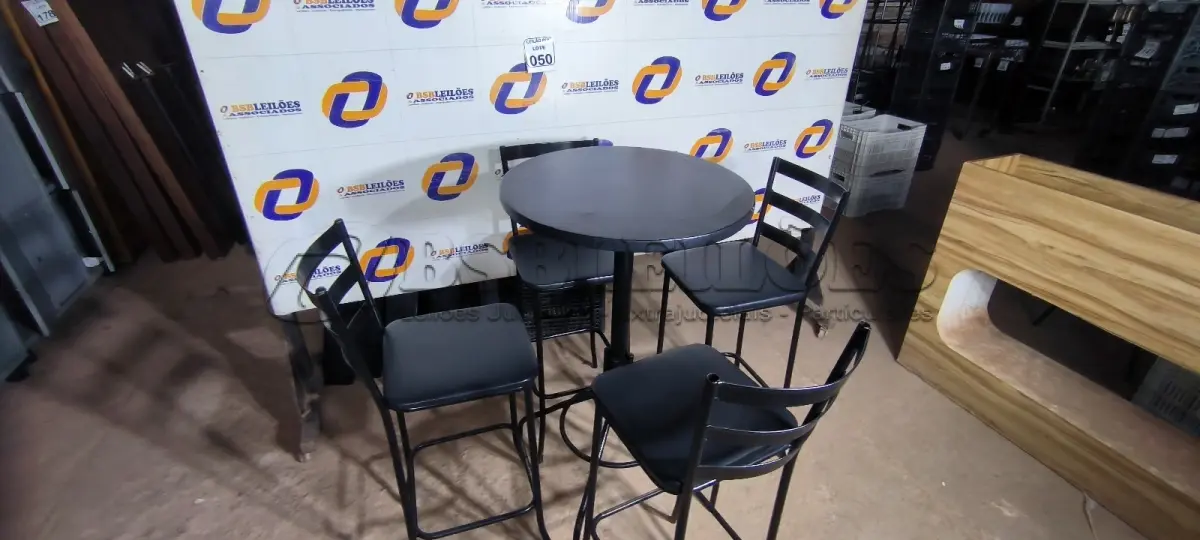 LOTE 050 - 01 MESA BISTRÔ COM 04 BANQUETAS ALTA. (NO ESTADO) ATENÇÃO! FAZER A VISITAÇÃO ANTES DE ARREMATAR, NÃO SABEMOS SE FUNCIONA. LEILÃO NÃO TEM GARANTIA E NEM DEVOLUÇÃO, SUJEITO A POSSÍVEIS AVARIAS VISÍVEIS/OCULTAS E/OU AUSÊNCIA DE COMPONENTES.