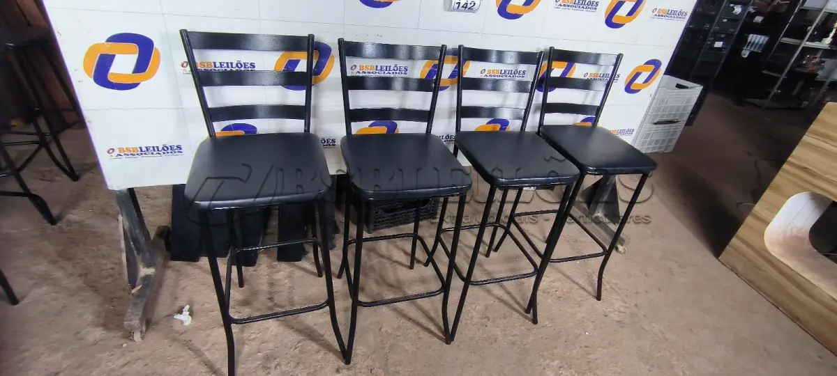 LOTE 142 - 04 BANQUETAS ALTAS. (NO ESTADO) ATENÇÃO! FAZER A VISITAÇÃO ANTES DE ARREMATAR, NÃO SABEMOS SE FUNCIONA. LEILÃO NÃO TEM GARANTIA E NEM DEVOLUÇÃO, SUJEITO A POSSÍVEIS AVARIAS VISÍVEIS/OCULTAS E/OU AUSÊNCIA DE COMPONENTES.