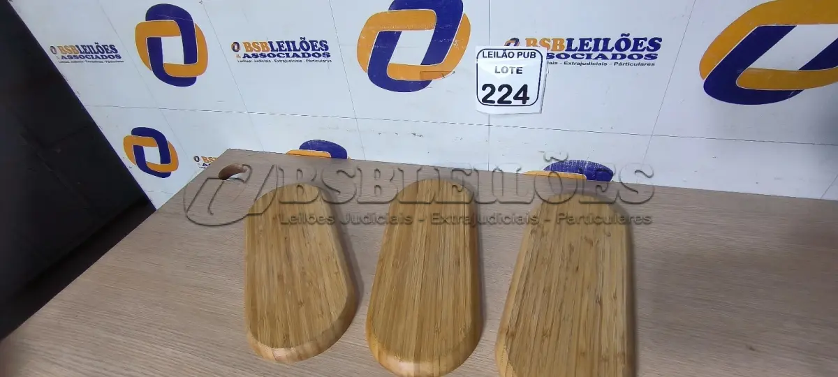 LOTE 224 - 03 BANDEJAS EM MADEIRA. (NO ESTADO) ATENÇÃO! FAZER A VISITAÇÃO ANTES DE ARREMATAR, NÃO SABEMOS SE FUNCIONA. LEILÃO NÃO TEM GARANTIA E NEM DEVOLUÇÃO, SUJEITO A POSSÍVEIS AVARIAS VISÍVEIS/OCULTAS E/OU AUSÊNCIA DE COMPONENTES.