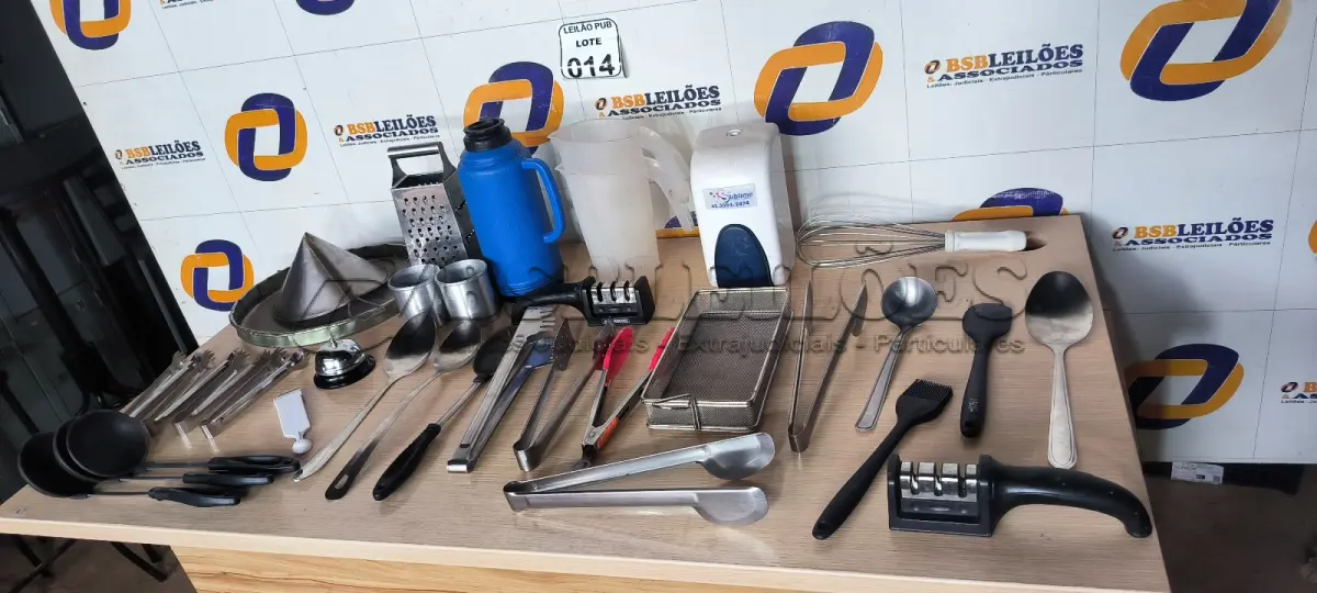 LOTE 014 - 01 CAIXA ORGANIZADORA EM PLÁSTICO C/ DIVERSOS UTENSÍLIOS PARA COZINHA. (NO ESTADO) ATENÇÃO! FAZER A VISITAÇÃO ANTES DE ARREMATAR, NÃO SABEMOS SE FUNCIONA. LEILÃO NÃO TEM GARANTIA E NEM DEVOLUÇÃO, SUJEITO A POSSÍVEIS AVARIAS VISÍVEIS/OCULTAS E/OU AUSÊNCIA DE COMPONENTES.