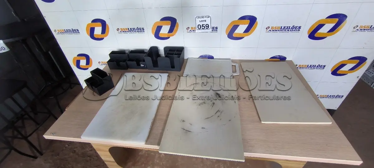 LOTE 059 - 04 TÁBUAS PARA CORTES EM PVC E 03 PORTAS GUARDANAPOS. (NO ESTADO) ATENÇÃO! FAZER A VISITAÇÃO ANTES DE ARREMATAR, NÃO SABEMOS SE FUNCIONA. LEILÃO NÃO TEM GARANTIA E NEM DEVOLUÇÃO, SUJEITO A POSSÍVEIS AVARIAS VISÍVEIS/OCULTAS E/OU AUSÊNCIA DE COMPONENTES.
