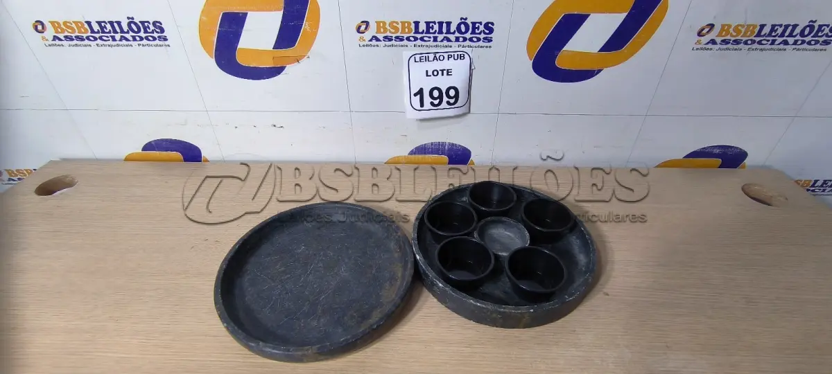 LOTE 199 - 01 CAÇAROLA DE PEDRA COM MOLHEIRAS E 01 PRATO DE PEDRA. (NO ESTADO) ATENÇÃO! FAZER A VISITAÇÃO ANTES DE ARREMATAR, NÃO SABEMOS SE FUNCIONA. LEILÃO NÃO TEM GARANTIA E NEM DEVOLUÇÃO, SUJEITO A POSSÍVEIS AVARIAS VISÍVEIS/OCULTAS E/OU AUSÊNCIA DE COMPONENTES.