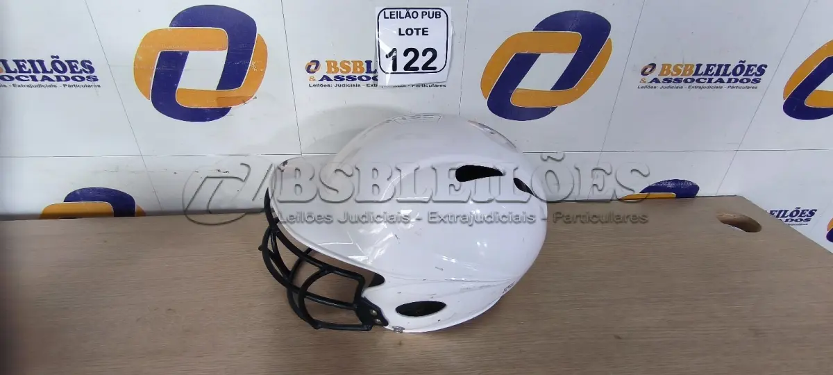 LOTE 122 - 01 CAPACETE DE BEISEBOL PARA DECORAÇÃO. (NO ESTADO) ATENÇÃO! FAZER A VISITAÇÃO ANTES DE ARREMATAR, NÃO SABEMOS SE FUNCIONA. LEILÃO NÃO TEM GARANTIA E NEM DEVOLUÇÃO, SUJEITO A POSSÍVEIS AVARIAS VISÍVEIS/OCULTAS E/OU AUSÊNCIA DE COMPONENTES.