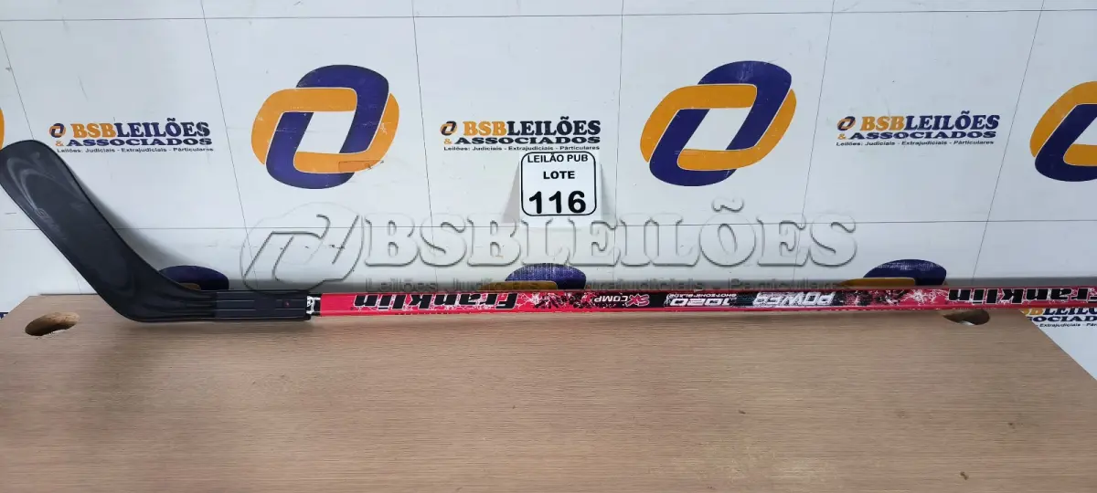 LOTE 116 - 01 TACO DE ROCKER PARA DECORAÇÃO. (NO ESTADO) ATENÇÃO! FAZER A VISITAÇÃO ANTES DE ARREMATAR, NÃO SABEMOS SE FUNCIONA. LEILÃO NÃO TEM GARANTIA E NEM DEVOLUÇÃO, SUJEITO A POSSÍVEIS AVARIAS VISÍVEIS/OCULTAS E/OU AUSÊNCIA DE COMPONENTES.