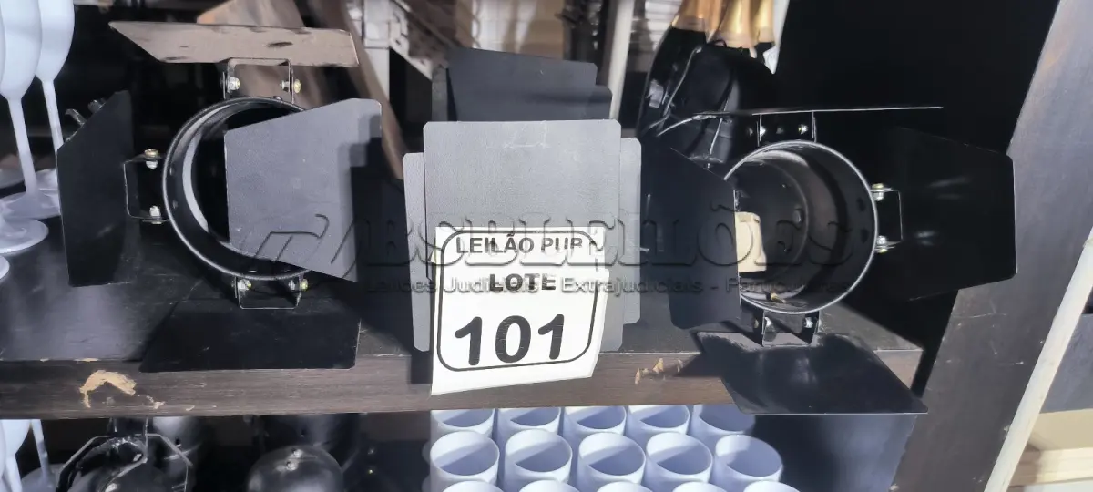 LOTE 101 - 05 CANHÕES REFLETORES. (NO ESTADO) ATENÇÃO! FAZER A VISITAÇÃO ANTES DE ARREMATAR, NÃO SABEMOS SE FUNCIONA. LEILÃO NÃO TEM GARANTIA E NEM DEVOLUÇÃO, SUJEITO A POSSÍVEIS AVARIAS VISÍVEIS/OCULTAS E/OU AUSÊNCIA DE COMPONENTES.