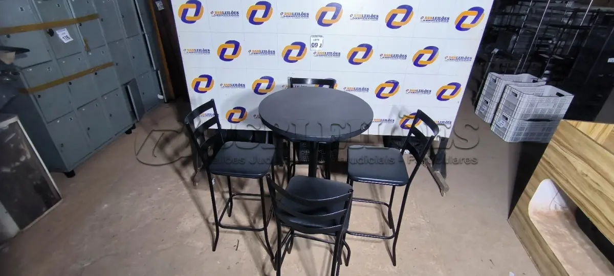 LOTE 090 - 01 MESA BISTRÔ COM 04 BANQUETAS ALTAS. (NO ESTADO) ATENÇÃO! FAZER A VISITAÇÃO ANTES DE ARREMATAR, NÃO SABEMOS SE FUNCIONA. LEILÃO NÃO TEM GARANTIA E NEM DEVOLUÇÃO, SUJEITO A POSSÍVEIS AVARIAS VISÍVEIS/OCULTAS E/OU AUSÊNCIA DE COMPONENTES.