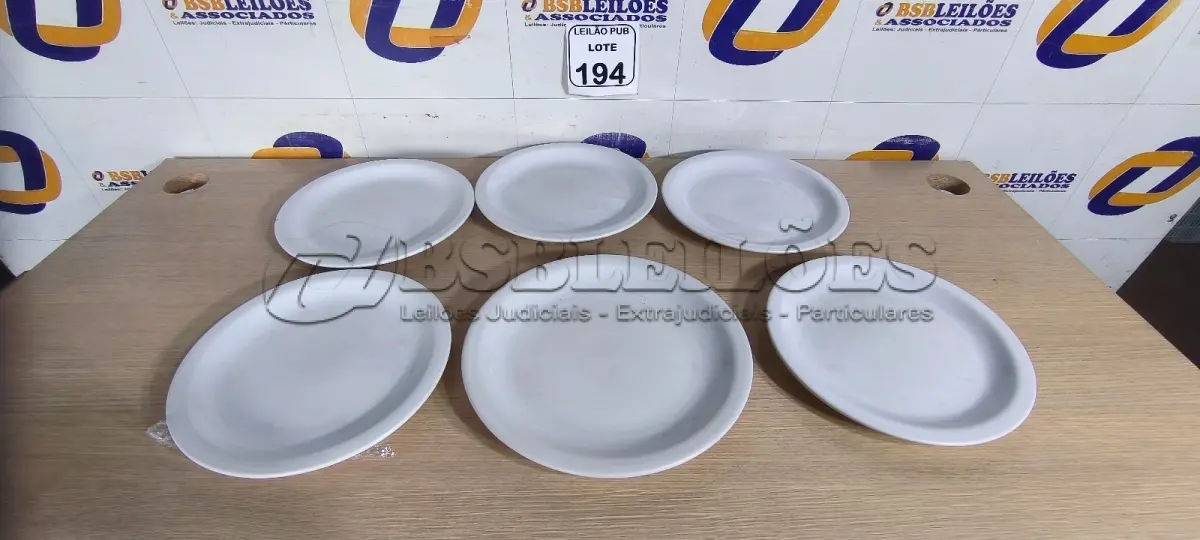 LOTE 194 - 06 PRATOS EM PORCELANA. (NO ESTADO) ATENÇÃO! FAZER A VISITAÇÃO ANTES DE ARREMATAR, NÃO SABEMOS SE FUNCIONA. LEILÃO NÃO TEM GARANTIA E NEM DEVOLUÇÃO, SUJEITO A POSSÍVEIS AVARIAS VISÍVEIS/OCULTAS E/OU AUSÊNCIA DE COMPONENTES.
