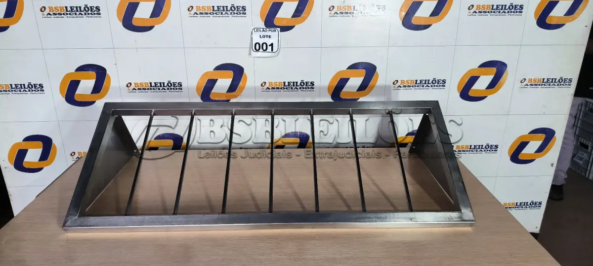 LOTE 001 - 01 PRATELEIRA DE PAREDE EM INOX VAZADA MEDINDO 1,00CM X 0,40CM. (NO ESTADO) ATENÇÃO! FAZER A VISITAÇÃO ANTES DE ARREMATAR, NÃO SABEMOS SE FUNCIONA. LEILÃO NÃO TEM GARANTIA E NEM DEVOLUÇÃO, SUJEITO A POSSÍVEIS AVARIAS VISÍVEIS/OCULTAS E/OU AUSÊNCIA DE COMPONENTES.